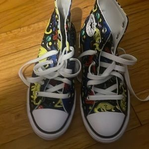 Converse tennis shoes like new with elephant on it